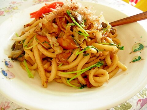 かいわれ大根入り焼きうどん　めんつゆで味つけ